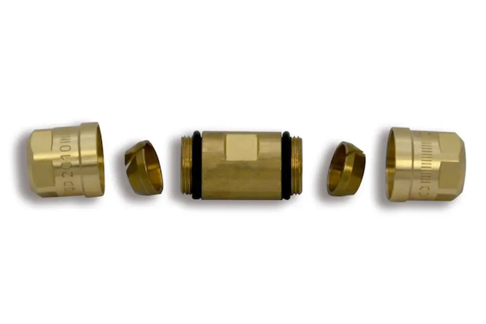 Brass coupling components von Roth, bestehend aus mehreren Teilen, darunter zwei Schraubkappen und ein Mittelstück mit Dichtung.